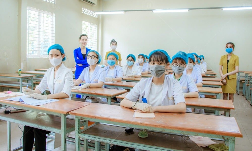 Hoc vien thi tot nghiep lehoai academy 10