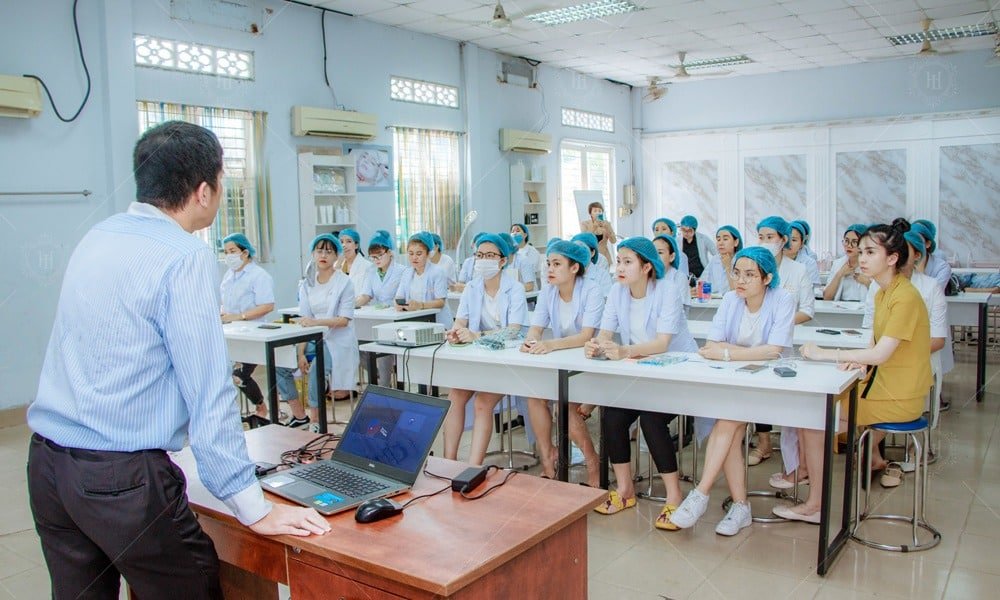 Hoc vien thi tot nghiep lehoai academy 11