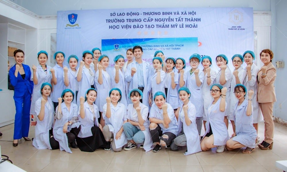 Hoc vien thi tot nghiep lehoai academy 12