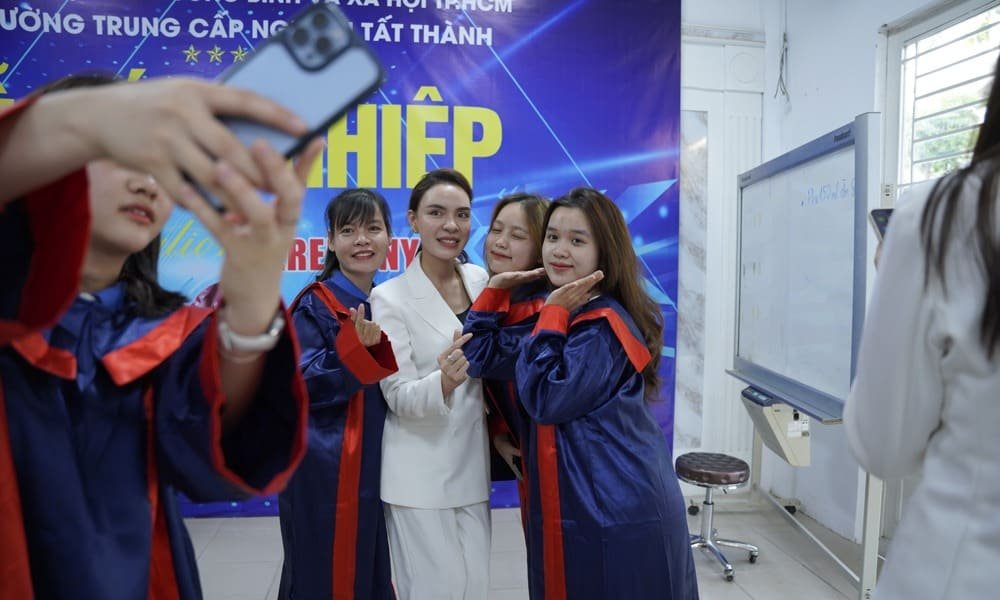 Hoc vien thi tot nghiep lehoai academy 3 2