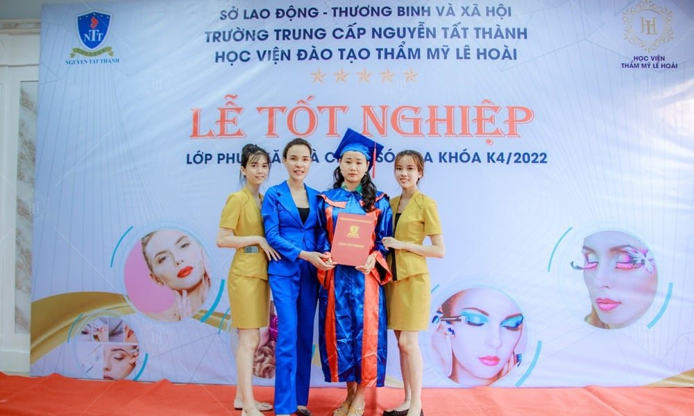 Hoc vien thi tot nghiep lehoai academy 4