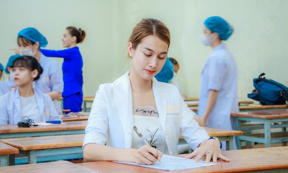 Hoc vien thi tot nghiep lehoai academy 7